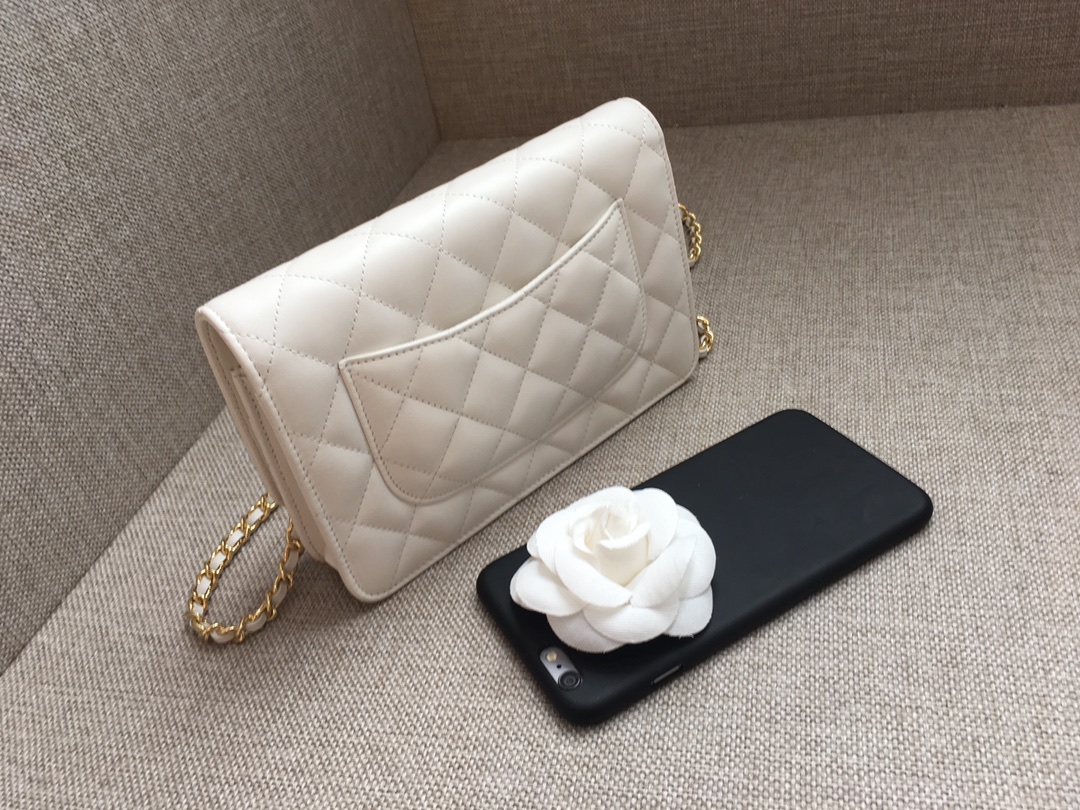 Lambskin Wallet On Chain Shoulder Bag A33814 White/Gold